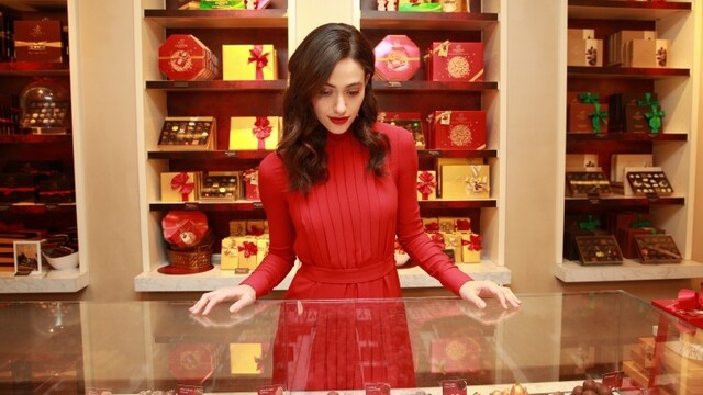 godiva-and-toys-for-tots-launch-hot-chocolate-for-a-cause-program-with-emmy-rossum-bb62c82b2f884f1ab7553f9884b54019_7f000001-64a0-f420.jpeg