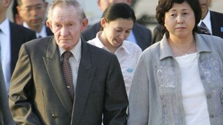 Zomrel Američan, ktorý dezertoval do KĽDR a vzal si unesenú Japonku