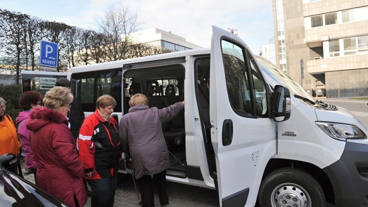 Na Považí začal premávať sociálny taxík, odvezie k lekárovi