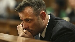 Pistorius vo väzení nežije ľahko, zranili ho v bitke o telefón