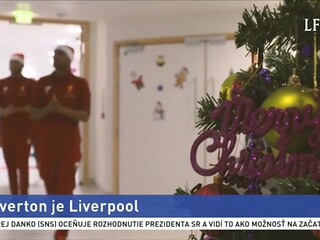 Tím Liverpoolu v mikuláškych čiapkách potešil choré deti