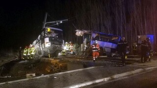Vlak sa zrazil so školským autobusom, zahynulo niekoľko detí