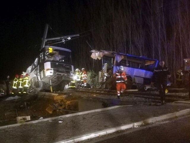 Vlak sa zrazil so školským autobusom, zahynulo niekoľko detí