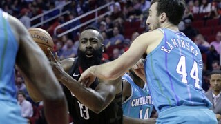 NBA: Rockets s prehľadom porazili Charlotte, vyznamenal sa Paul