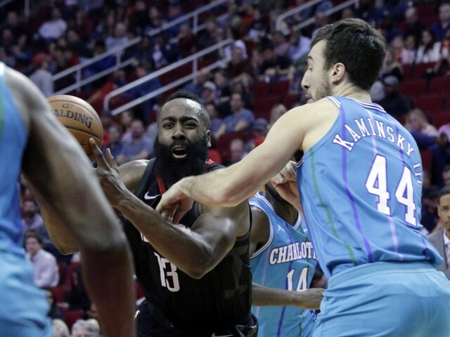 NBA: Rockets s prehľadom porazili Charlotte, vyznamenal sa Paul