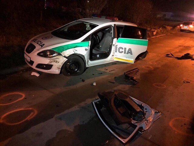 Policajti strieľali na podozrivých z krádeže auta, jeden muž zomrel