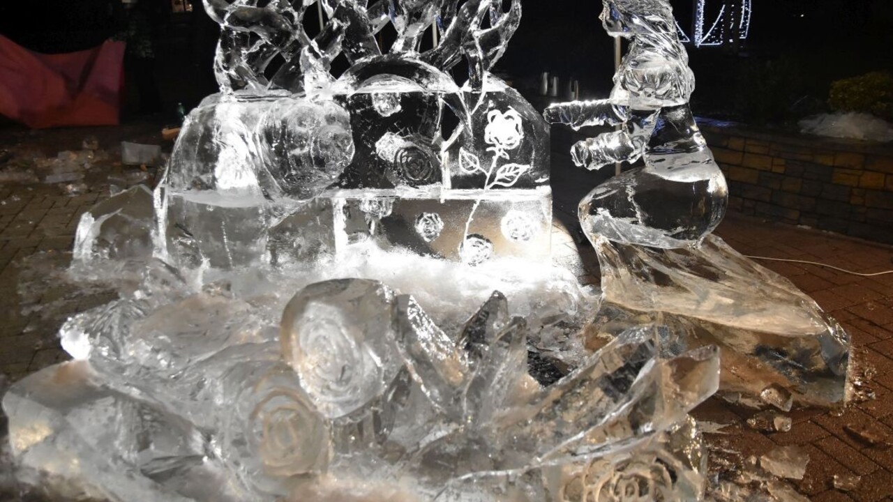 Roztopia sa Kráska a zviera? Umelci vyrezali rozprávku z ľadu