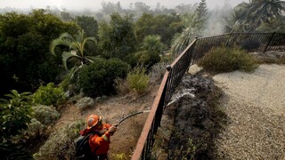 Požiare v Kalifornii sa rozšírili, hasenie naďalej komplikuje vietor