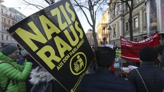 Proti novej rakúskej vláde protestovali antifašisti aj feministi