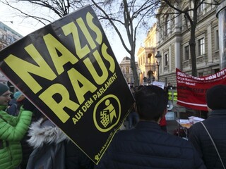 Proti novej rakúskej vláde protestovali antifašisti aj feministi