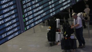 Vo Frankfurte zrušili desiatky letov, sneženie ohrozuje aj pražské letisko