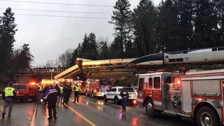 Vykoľajený vlak skončil na diaľnici, hlásia obete i zranených