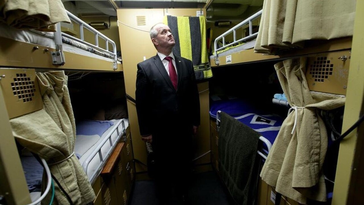 Slovenských policajtov na vojenskej fregate navštívil minister Gajdoš