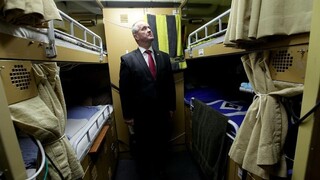 Slovenských policajtov na vojenskej fregate navštívil minister Gajdoš