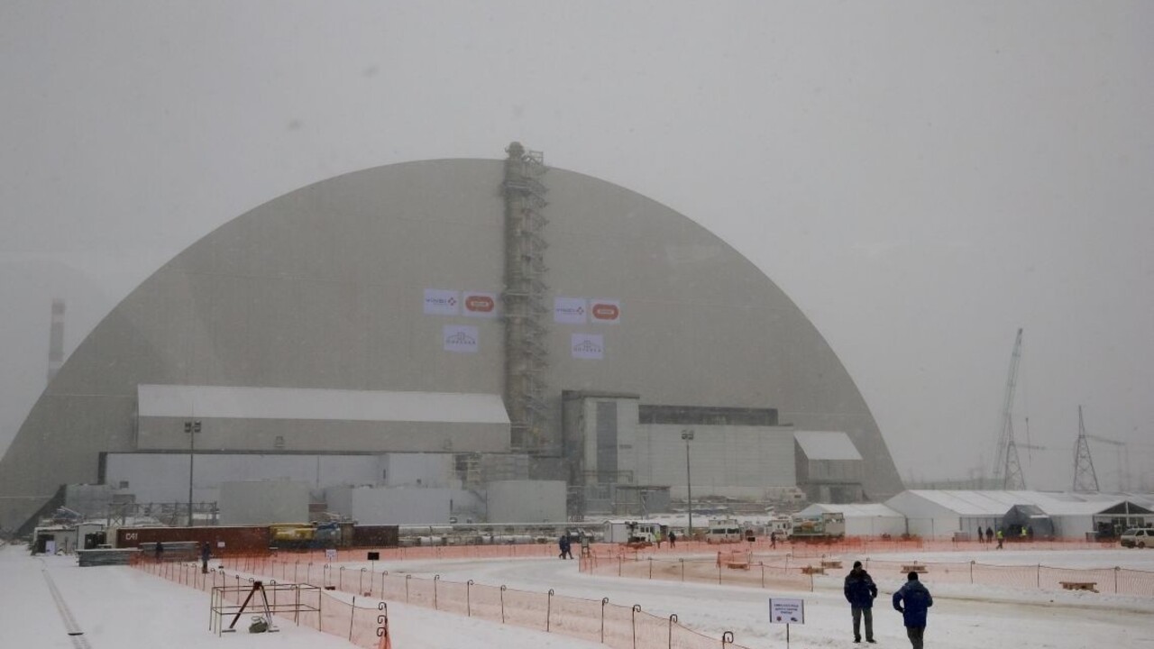 Trosky reaktora v Černobyle pre obavy z radiácie stále neprekryli