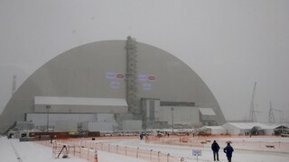 Trosky reaktora v Černobyle pre obavy z radiácie stále neprekryli