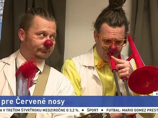 Deti v nemocniciach navštívili klauni s červenými nosmi