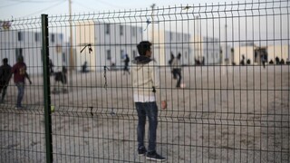 Útokov na utečenecké centrá ubudlo, útokov na utečencov je viac