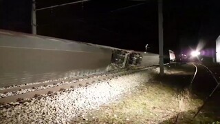 Neďaleko Viedne sa zrazili osobné vlaky, hlásia zranených