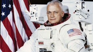 Zomrel prvý astronaut, ktorý sa prechádzal vo vesmíre bez lana