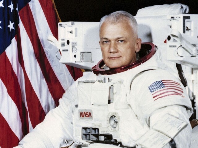 Zomrel prvý astronaut, ktorý sa prechádzal vo vesmíre bez lana