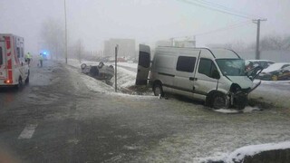 Pri Košiciach došlo k zrážke auta s dodávkou, pasažierov vyslobodzovali