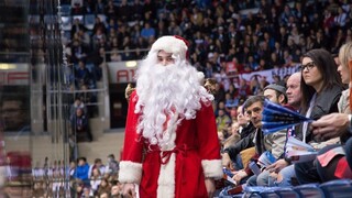 Slovan si s fanúšikmi zaspieval tradičnú vianočnú pieseň