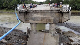 Filipínsky ostrov sužujú záplavy, záchranné akcie komplikuje dážď