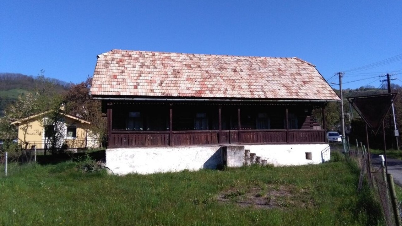 Pri požiari sa zrútila strecha drevenice, hasiči našli telo