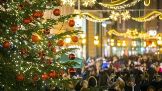 Kresťania začali sláviť po celom svete Vianoce