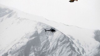 V kabínkach lanovky uviazli lyžiari, vyslobodili ich vrtuľníkmi