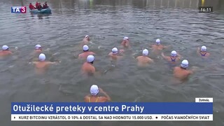 V Prahe sa stretli otužilci, Vianoce oslávili vo vode