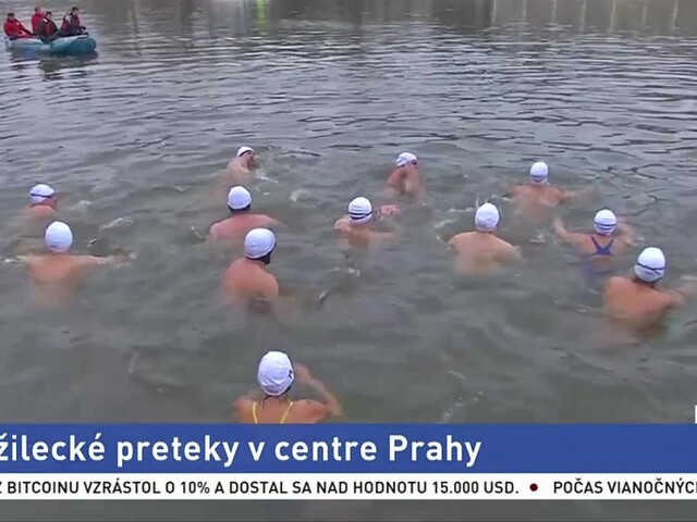 V Prahe sa stretli otužilci, Vianoce oslávili vo vode