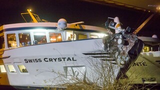 Výletná loď vrazila do mostného piliera, zranilo sa 27 ľudí