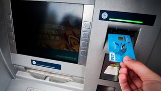 Banky od januára upravia poplatky, dôvodom sú nižšie zisky