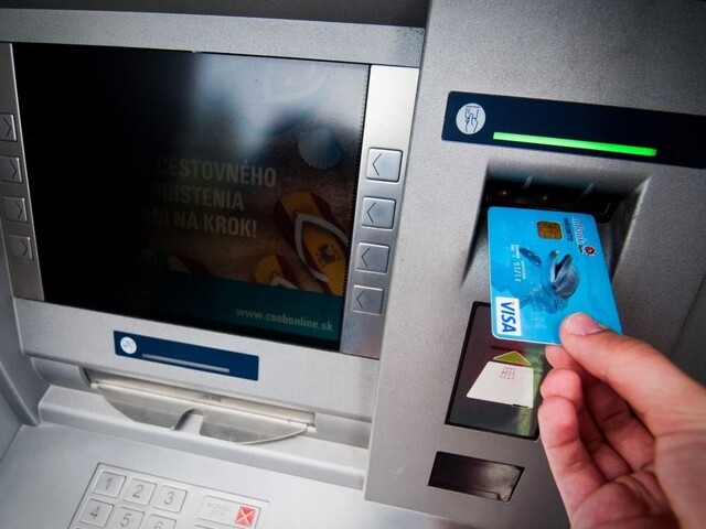 Banky od januára upravia poplatky, dôvodom sú nižšie zisky
