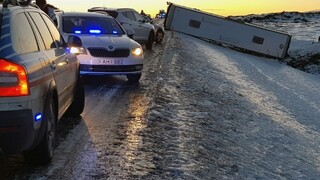 Na Islande vyletel z cesty autobus s turistami, jeden človek neprežil