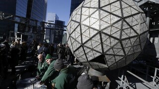 Silvestrovské prípravy vrcholia, slávna krištáľová guľa už čaká