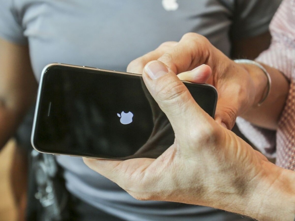 Apple sa ospravedlnil, že spomaľoval ľuďom iPhony. Vraj to bolo nutné