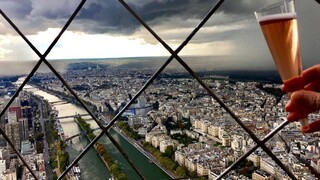 Hrozba útoku je údajne stále vysoká, Paríž posilňuje bezpečnosť