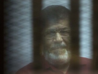 Zosadeného prezidenta Mursího odsúdili, hanobil egyptské súdy