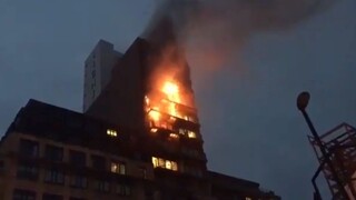V Manchestri vzbĺkla výšková budova, požiar pohltil viacero bytov