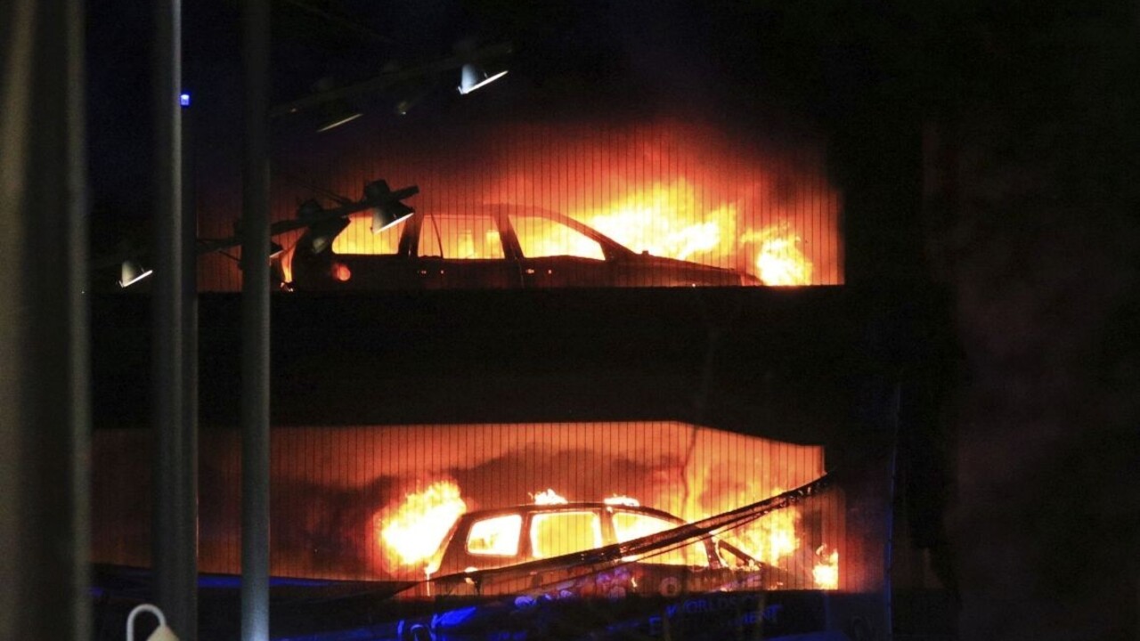 Parkovací dom v Liverpoole zachvátil požiar, zničil viac ako tisíc áut