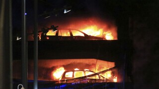 Parkovací dom v Liverpoole zachvátil požiar, zničil viac ako tisíc áut