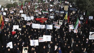 Za krvavými protestami vidí iránsky prezident zásah zvonka