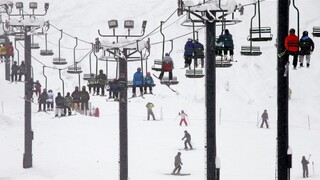 Pre zlé počasie prichádzali o lyžiarov, tí sa na svahy vracajú