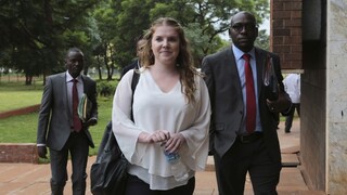 Novinárku obvinenú z urážky prezidenta Mugabeho súd oslobodil
