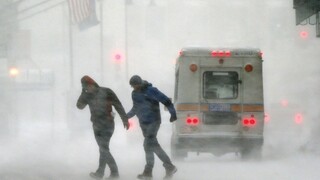 Američania bojujú so snehovou búrkou a mrazmi, obetí pribúda