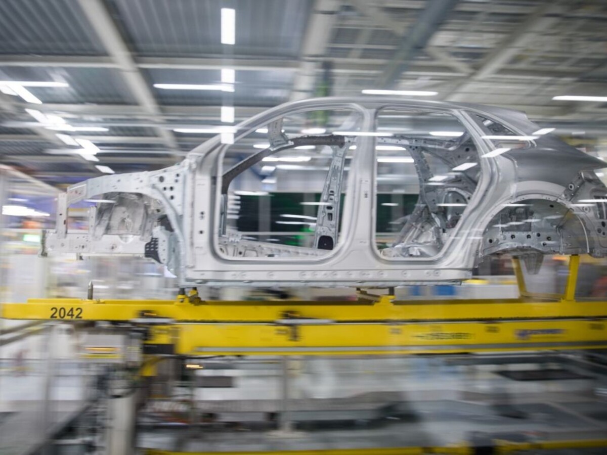 Automobilky si od umelej inteligencie sľubujú úsporu, týka sa aj zákazníkov
