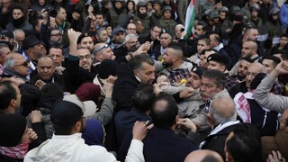 Namiesto omše protest. Kresťania na konvoj patriarchu hádzali kamene